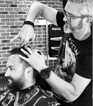 Coupe au salon, en noir et blanc