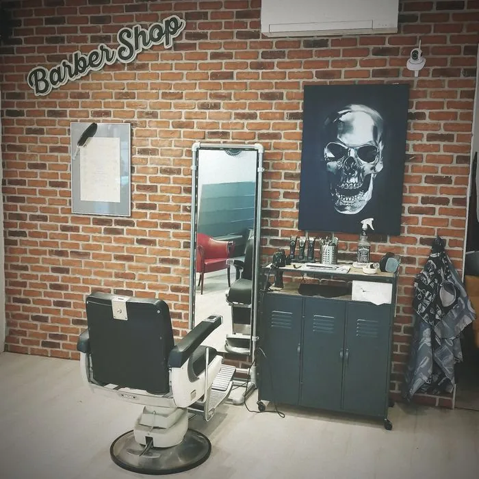 Le fauteuil de barbier devant le mur de briques