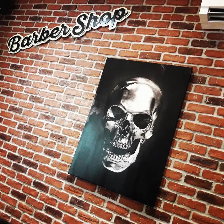 Le tableau de crâne sur le mur de briques
